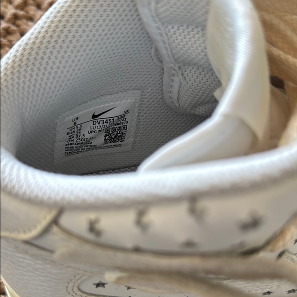 Nike Star-Patterned High-Top Sneakers - Picture 3 of 5
